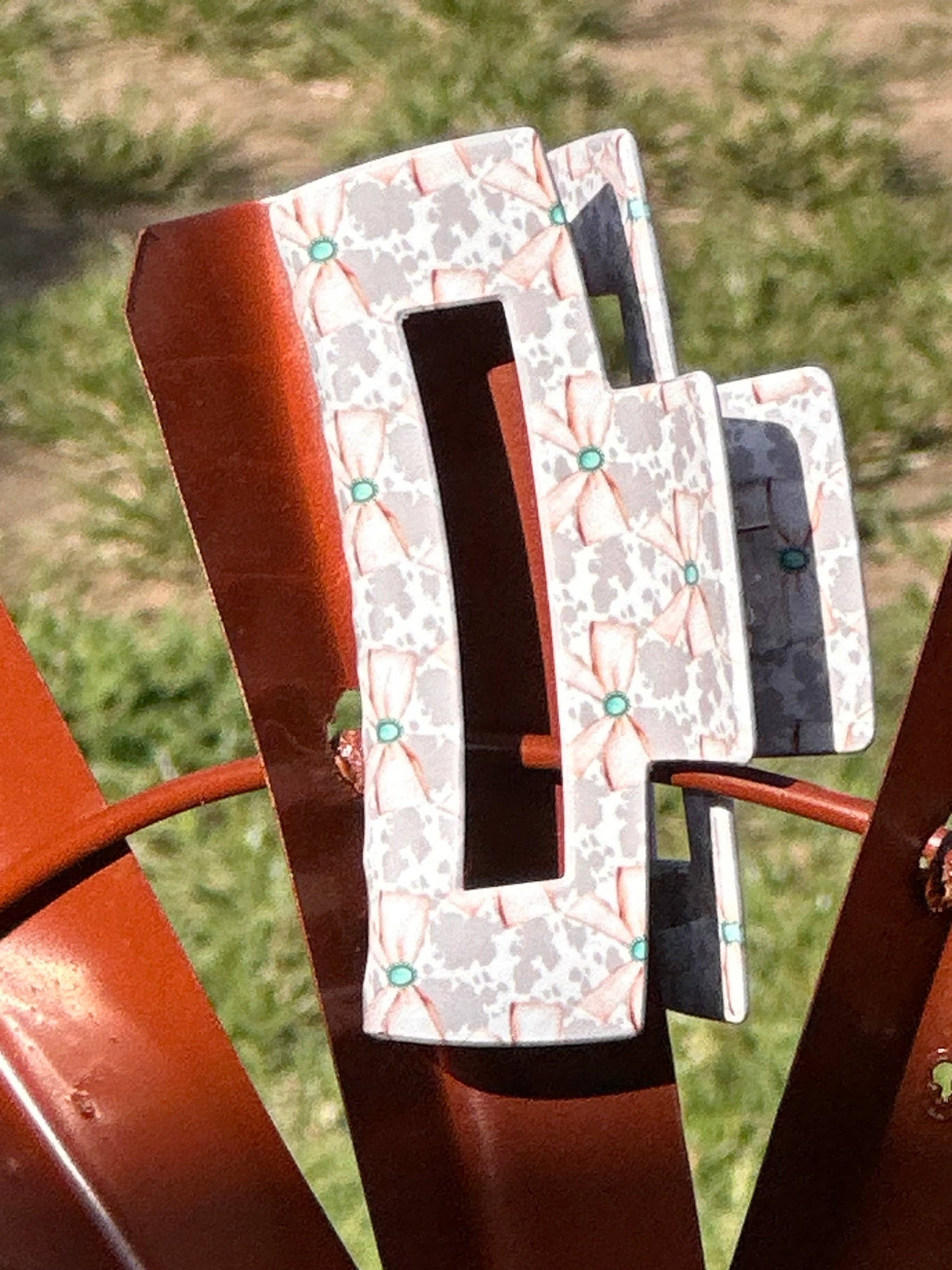 Bow claw clip